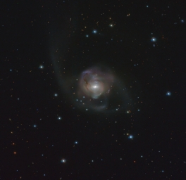 Галактика NGC 7727 - результат слияния двух галактик. Удалена на 90 млн. св. лет от нас в созвездии Водолея. Снимок выполнен при