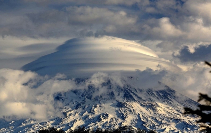 Лентикулярное облако над вулканом Ключевская Сопка