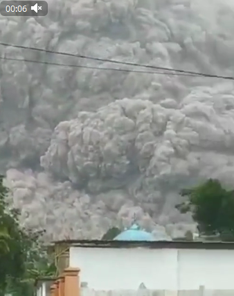 В Индонезии на острове Ява проснулся вулкан Семеру. Он выбросил в небо столб дыма на высоту более 12 километров.