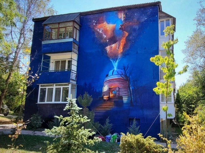 Рисование на фасаде дома. В России