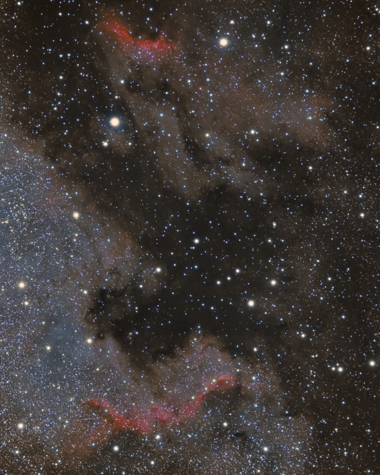 Широкоугольное изображение туманности Пеликан (IC5070) и туманности Северная Америка (NGC7000), полученное цветной CMOS-камерой.