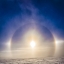 Солнечное гало над Канадой. Явление возникает из-за преломления лучей Солнца кристаллами льда в атмосфере.