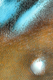 Голубые дюны красного Марса.  Снимок в искусственном цвете аппарата Mars Odyssey