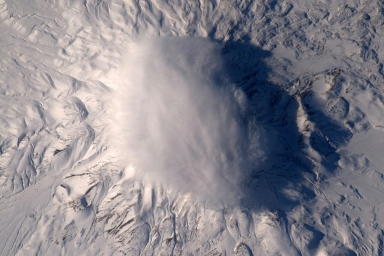 Иранская гора в облаках, снимок с МКС.