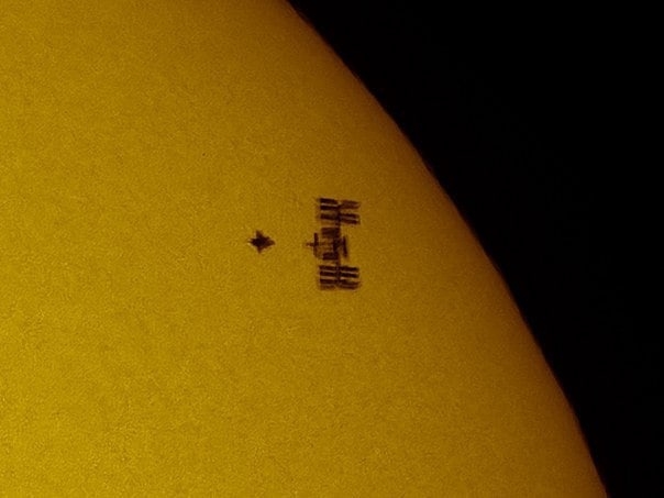 Стыковка Шаттла «Атлантис» с МКС на фоне солнечного диска!