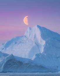 Луна над ледником в Гренландии