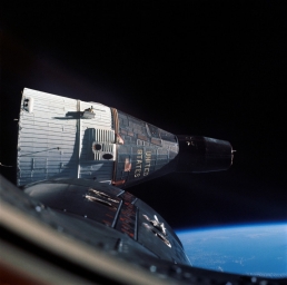 Снимок высокого качества первого рандеву в космосе Gemini VI и Gemini VII в ходе миссии 4 декабря 1965 года