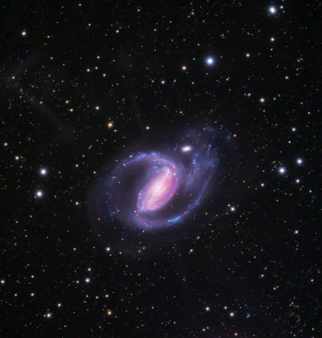 NGC 1097 — спиральная галактика в созвездии Печь. В центре галактики находится массивная чёрная дыра
