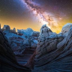 Завораживающий вид на Вермилион-Клиффс на фоне галактики Млечный Путь