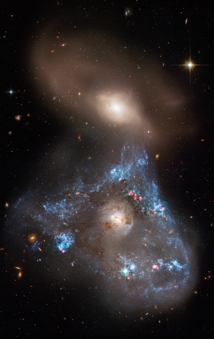 Захватывающее дух взаимодействие двух галактик Arp 143 на свежем снимке телескопа Hubble