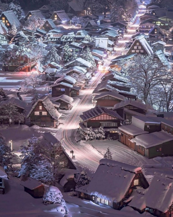Япония зимой. Деревушка. В снегу. Фото.