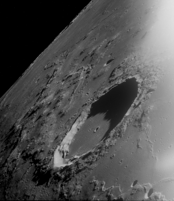 Снимок 40-километрового кратера Мариус, сделанный с борта «Аполлон-12». Ноябрь 1969 года.
