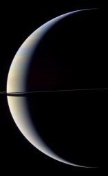 Тонкий серп Сатурна от Cassini