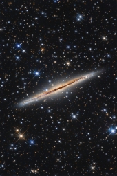 Галактика NGC 891, её размер около 100 тысяч световых лет, с нашей точки зрения она видна почти точно с ребра. Удалена от нас на
