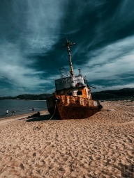 Корабль на песке, заржавел, фото с телефона, а именно, с айфон 11