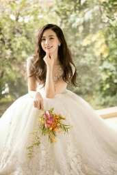 Азиатка в свадебном платье, радостная