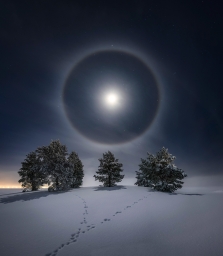 «Морозное» лунное гало на ночном небе Швеции.