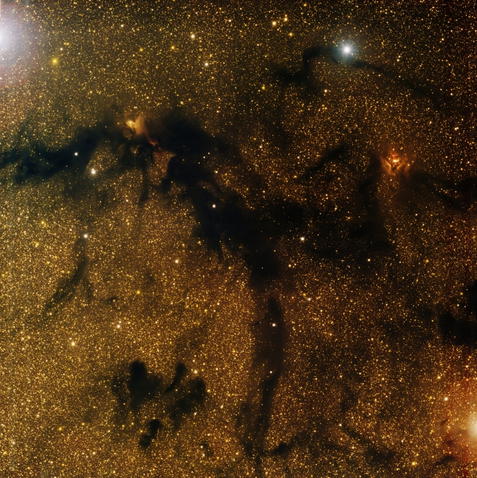 Темная поглощающая туманность LDN 673, находящаяся на расстоянии 600 световых лет от Земли.