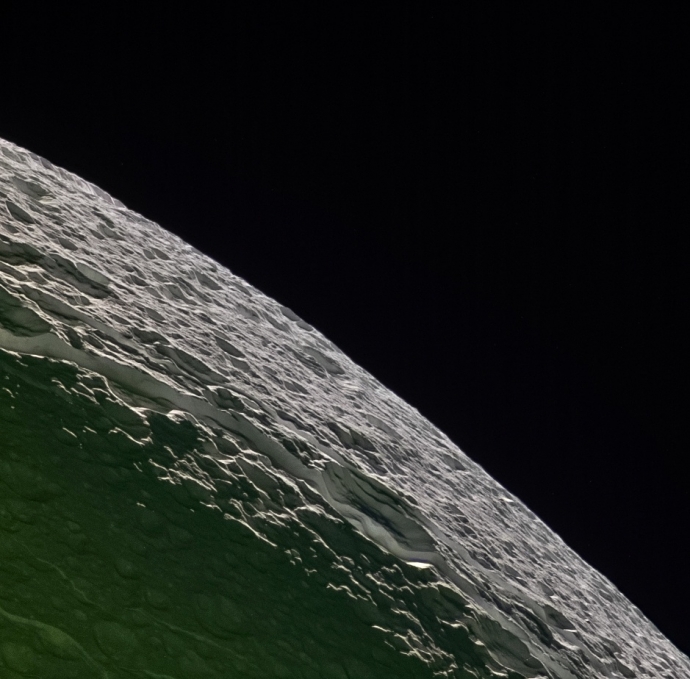 Ледяная поверхность Дионы, спутника Сатурна