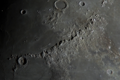 Горы на Луне  Лунные Апеннины ( горы ) имеют протяженность около 600 км, а максимальная высота около 5400 метров.