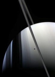 Сатурн и один из его спутников — Тефия