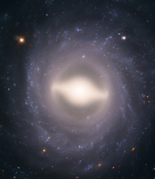 Одна из красивейших галактик, снятых "Хабблом" — NGC 1015