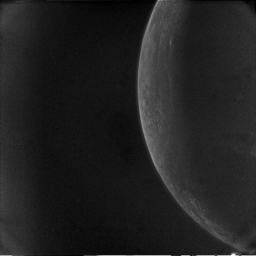 Фотография Тритона, спутника Нептуна, полученная зондом Вояджер-2 в 1989 году