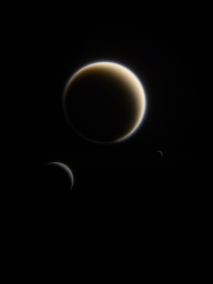 Семейный портрет трех спутников Сатурна - Титана, Реи и Мимаса. Фото сделано станцией "Кассини", 25 марта 2015.