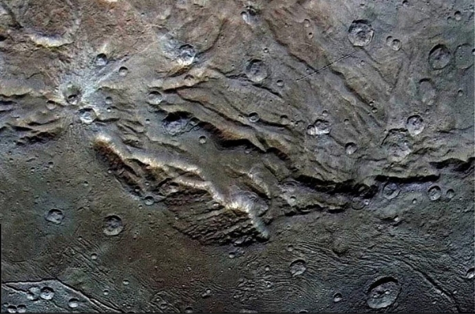Каньоны на Хароне, спутнике Плутона