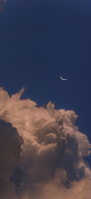 Луна в небе, месяц, облака, красота