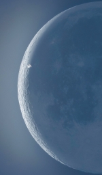 Транзит МКС на фоне лунного диска