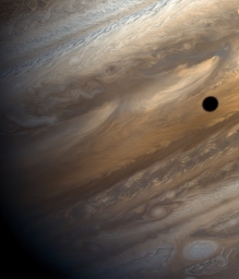 Тень от Ио скользит по огромному Юпитеру. NASA/Voyager 1.