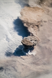 Извержение курильского вулкана Райкоке, заснятое с борта МКС 22 июня 2019 года.