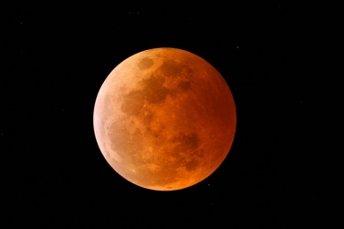 Ярко красной оранжевая Луна