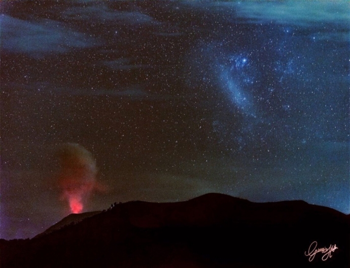 Извержение вулкана Семеру и галактика Большое Магелланово Облако