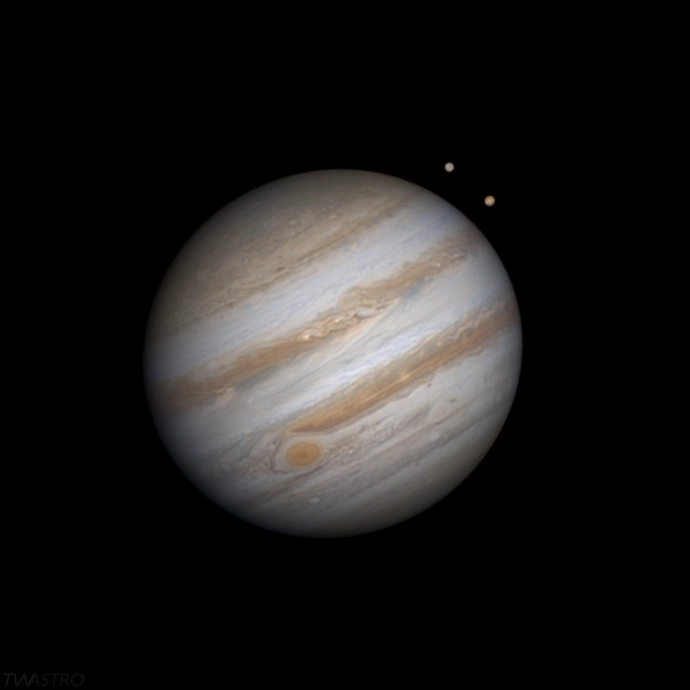 Том Уильямс продолжает радовать фантастическими кадрами Юпитера, рядом с гигантом Ио и Европа. Кадр получен 15 января