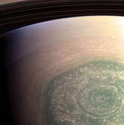 Северный полюс Сатурна и его загадочный шестиугольный атмосферный феномен в объективе станции «Кассини».
