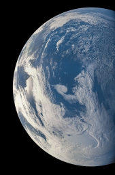 Земля, какой её увидела АМС «Юнона» во время гравитационного манёвра на пути к Юпитеру.