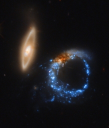 Две гравитационно взаимодействующие галактики - объект Arp 147, находятся от нас на расстоянии 430 млн. св. лет