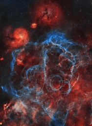 Остаток сверхновой в южном созвездии Паруса. Вспышка произошла примерно 11000 лет назад на расстоянии в 800 световых лет от Земл