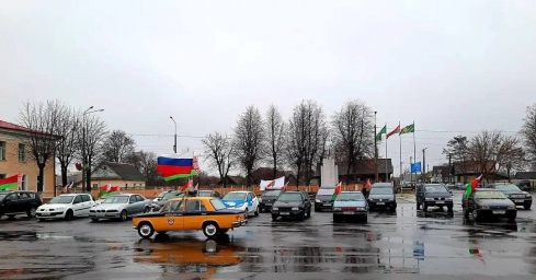День освобождения Буда-Кошелево отметили автопробегом — почему-то под флагом армии Власова