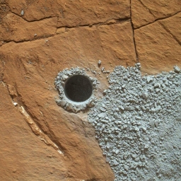 Отверстие, пробуренное марсоходом Curiosity на Марсе