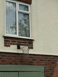 Баскетбольной кольцо под окном