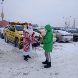 Увидеть Деда Мороза можно не только в Великом Устюге, но и в Москве за рулем желтой машины Тинькофф Страхования.