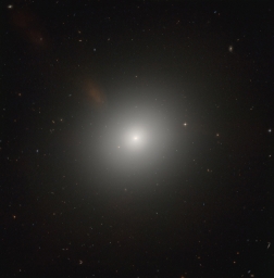 Эллиптическая галактика M105, находится в 30 млн. св. лет от нас в созвездии Льва