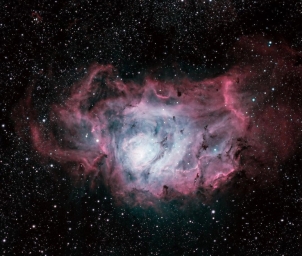 M 8    Огромная область ионизированного водорода H II, расположенная на расстоянии 5200 световых лет от Земли