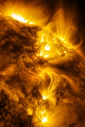 -Бурная поверхность Солнца на снимке с космической обсерватории солнечной динамики (SDO)