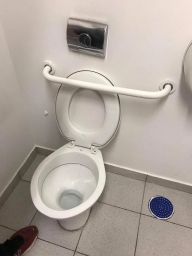Неудачный дизайн туалета, прикол