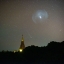 Сегодня астрономической картинкой дня NASA стала уникальная фотография, полученная вечером 25 декабря в Таиланде. На ней длиннохвостая комета Леонарда (C/2021 A1, ниже центра снимка) соседствует с округлым шлейфом газов, выброшенных ракетой "Ариан-5", которая как раз в это время выводила на орбиту космический телескоп им. Джеймса Уэбба.