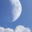 Дневная Луна в облаках